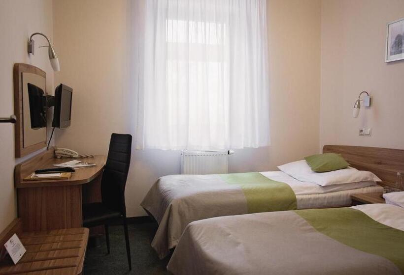 חדר בסיסי, Kompleks Dąbrówka