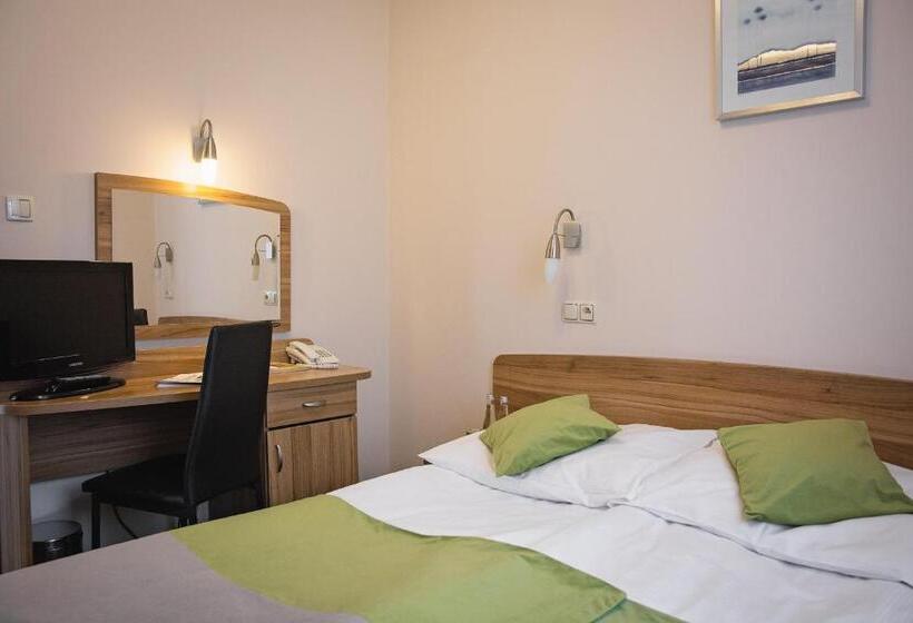 חדר בסיסי, Kompleks Dąbrówka