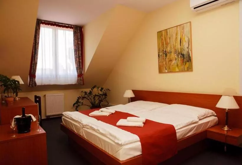 Standard Kolmen Hengen Huone, Lipa Hotel és étterem