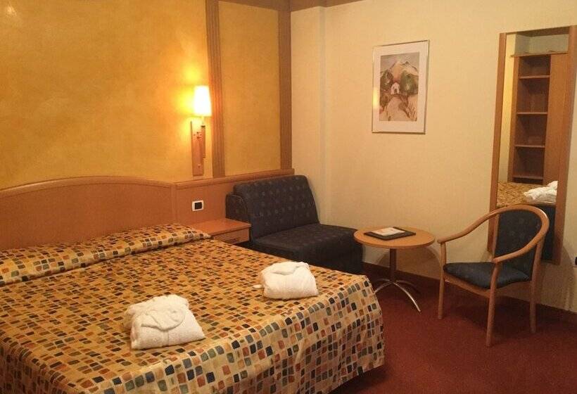 高级三人间, Luis