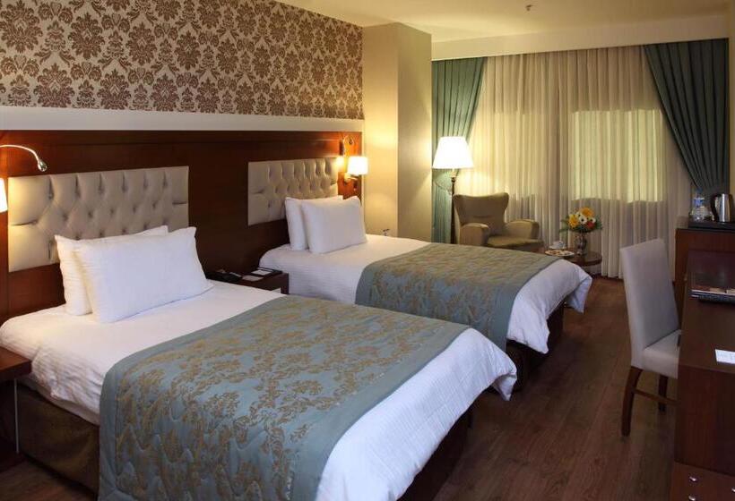 اتاق استاندارد سه نفره, Senbayrak City