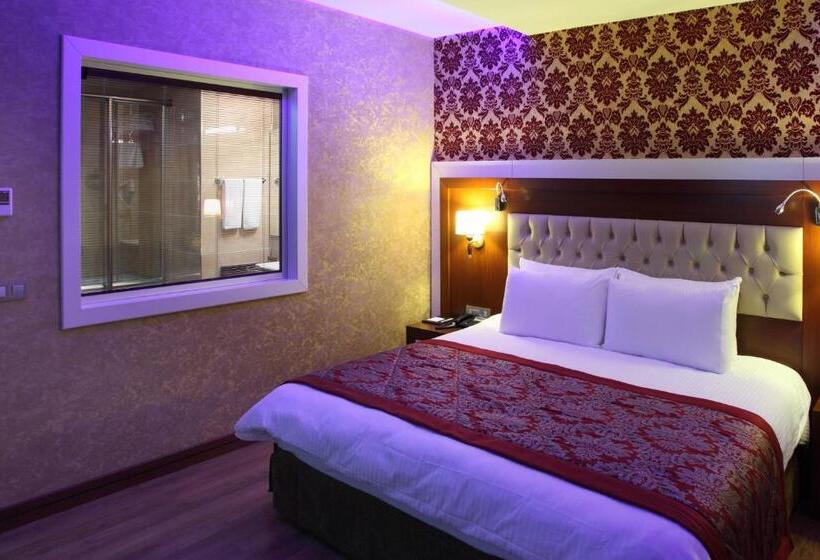 سوئیت با تخت بزرگ, Senbayrak City