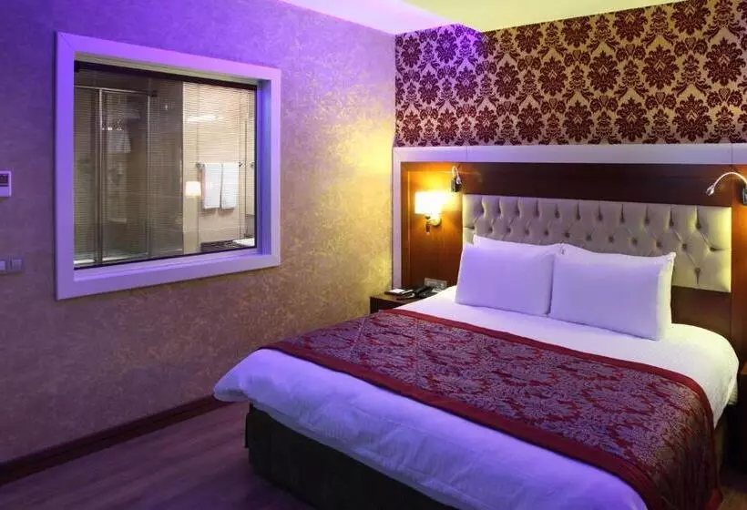 سوئیت با تخت بزرگ, Senbayrak City
