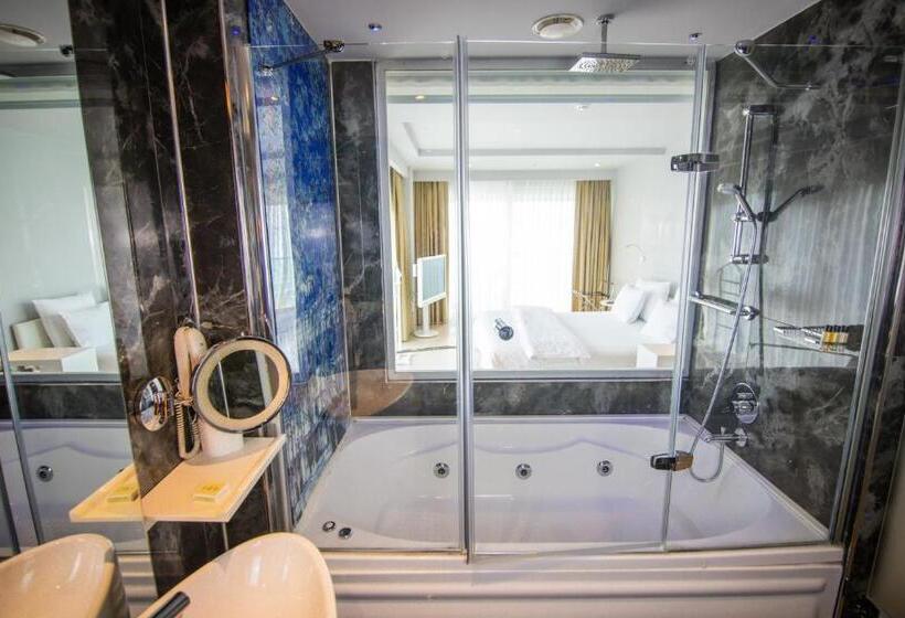 اتاق لوکس با چشمانداز دریا, Venn Boutique