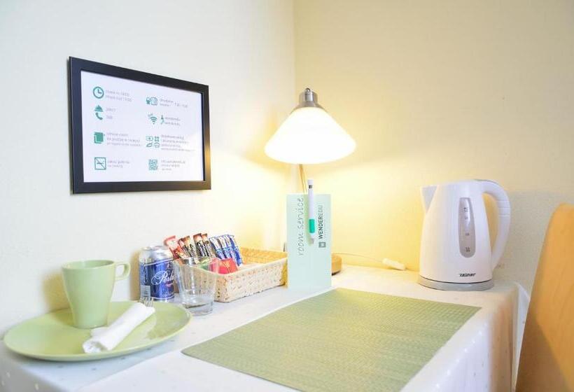 带河景的标准单人间, Wenderedu Business Center