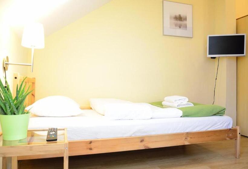 带河景的标准单人间, Wenderedu Business Center