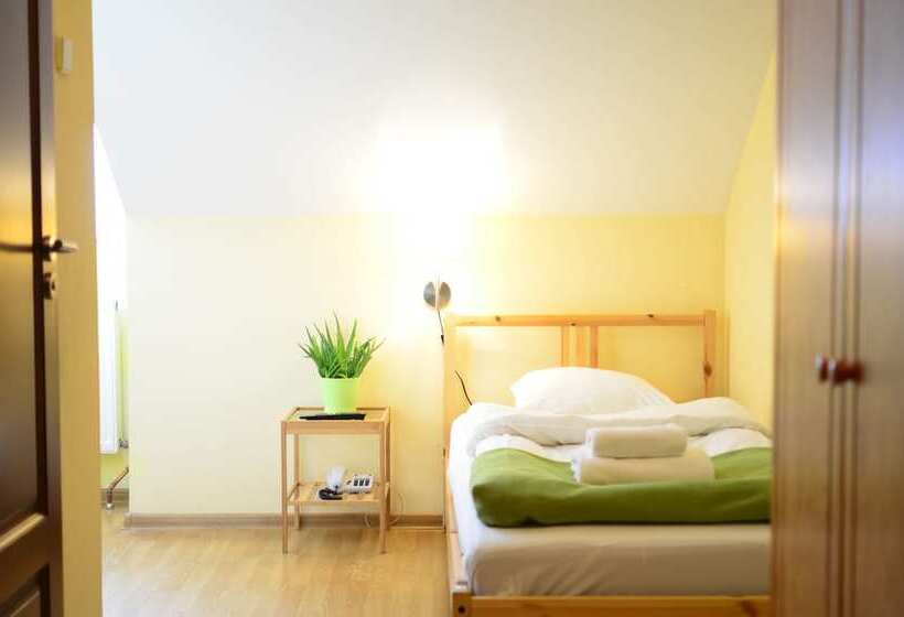 带河景的标准单人间, Wenderedu Business Center