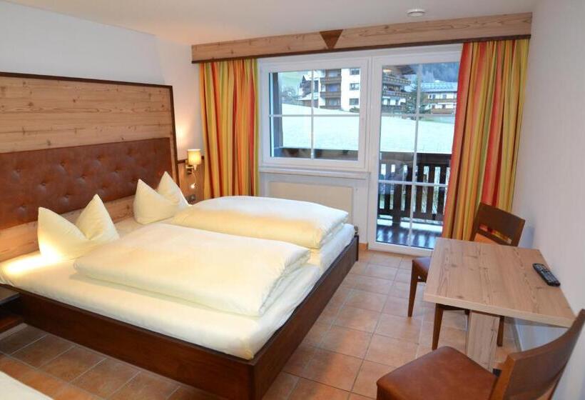 חדר סטנדרט לשלושה עם מרפסת, Jugendhotel Angerhof