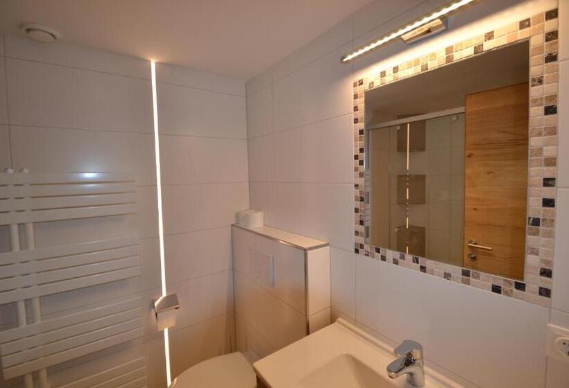 חדר סטנדרט לשלושה עם מרפסת, Jugendhotel Angerhof