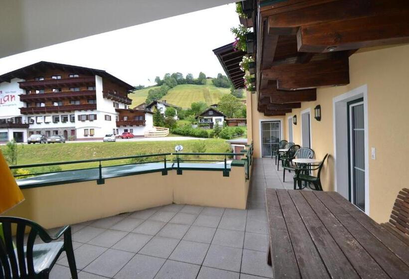 חדר סטנדרט לשלושה עם מרפסת, Jugendhotel Angerhof