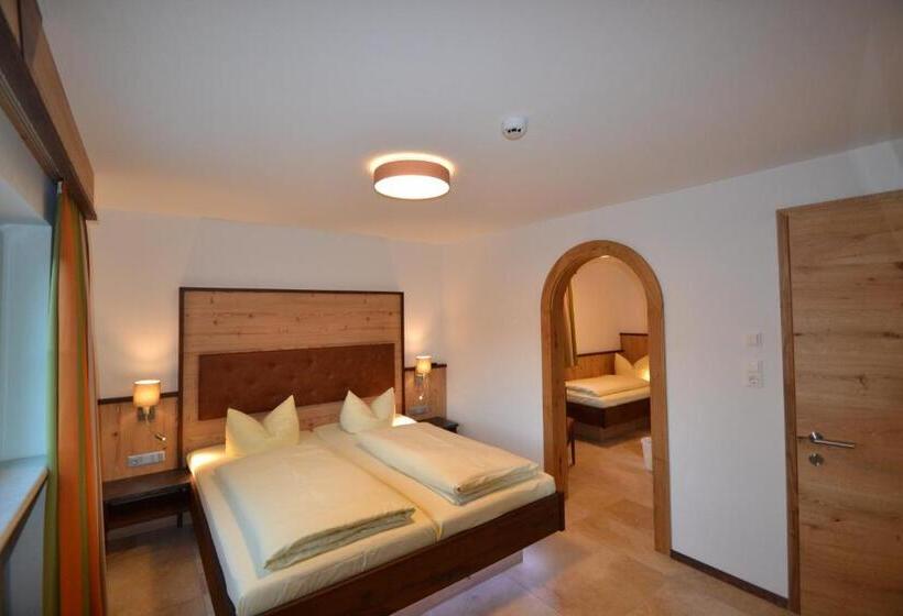 חדר סטנדרט לשלושה עם מרפסת, Jugendhotel Angerhof