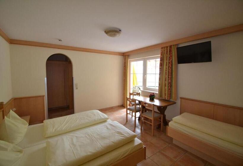 חדר סטנדרט לשלושה עם מרפסת, Jugendhotel Angerhof