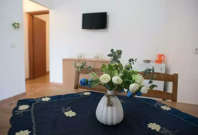 اتاق استاندارد سه نفره, Red Rose B&b