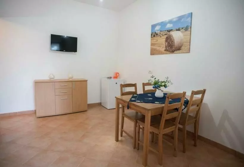 اتاق استاندارد سه نفره, Red Rose B&b