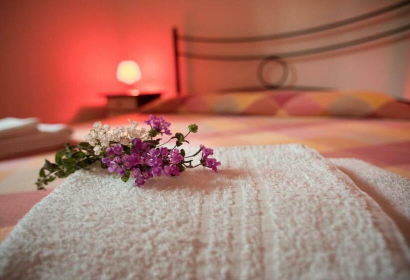 חדר סטנדרט לשלושה, Red Rose B&b