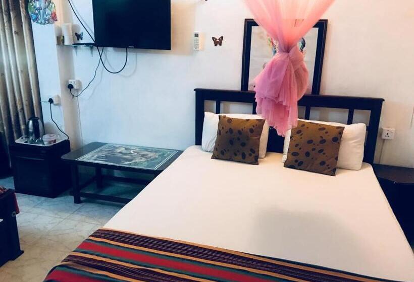 غرفة عائلية, Joseph Family Villa