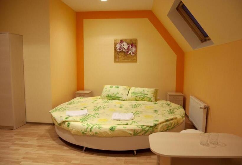 جناح جونيور, Art Hotel Palma