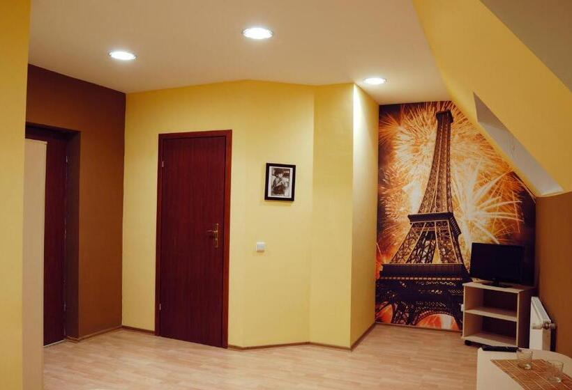 جناح جونيور, Art Hotel Palma