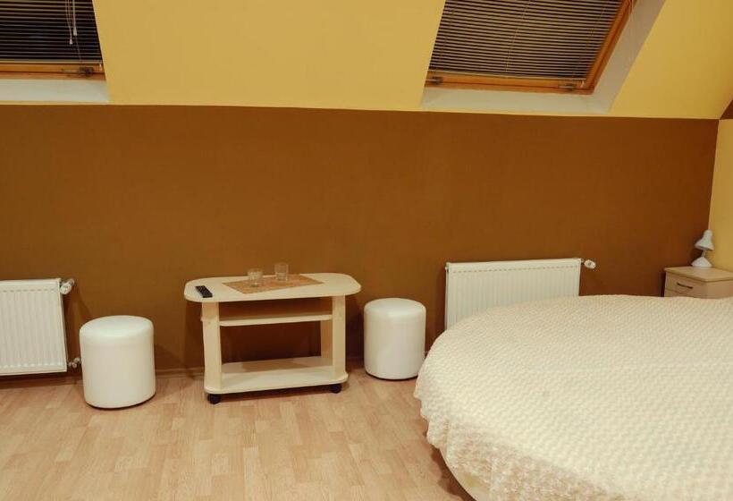 جناح جونيور, Art Hotel Palma