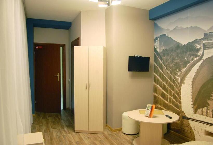 جناح جونيور, Art Hotel Palma