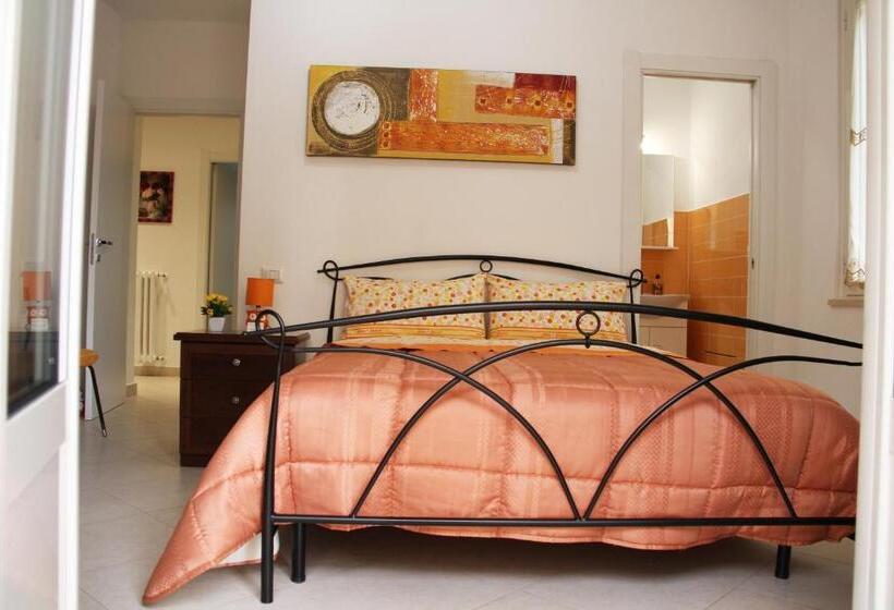 اتاق لوکس با بالکن, Stella