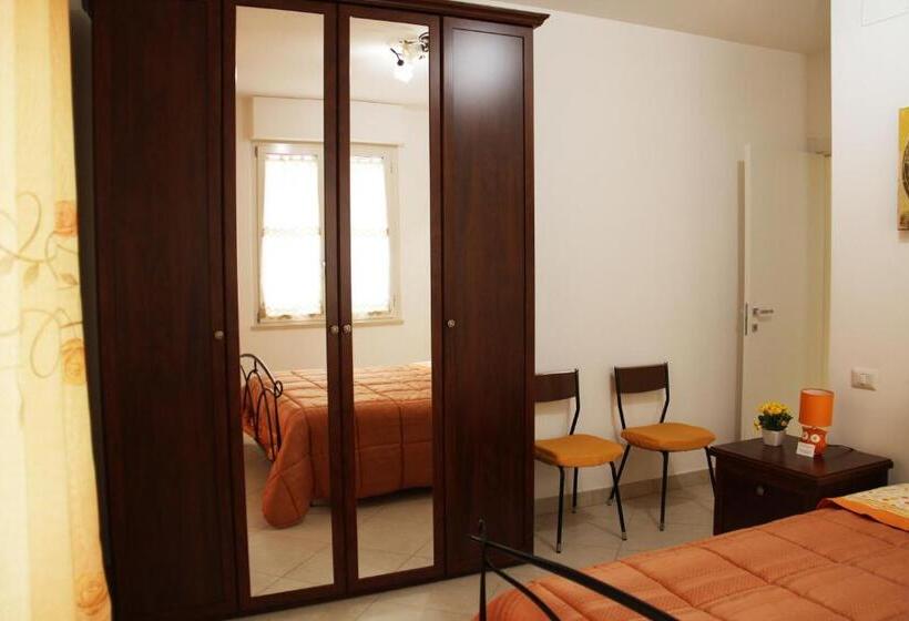 اتاق لوکس با بالکن, Stella