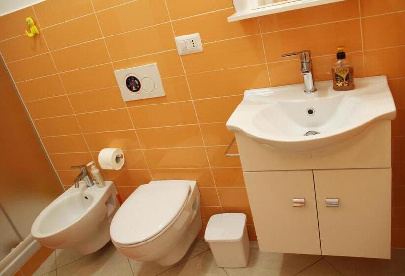 اتاق لوکس با بالکن, Stella