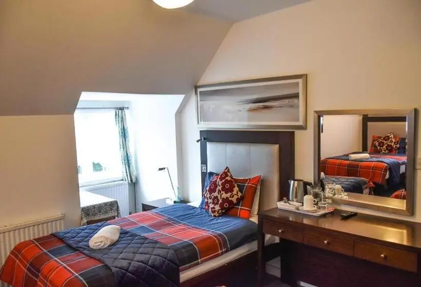 スタンダードトリプルルーム, Gatwick Castle B&b