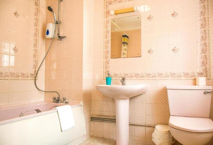 Семейный Номер, Gatwick Castle B&b