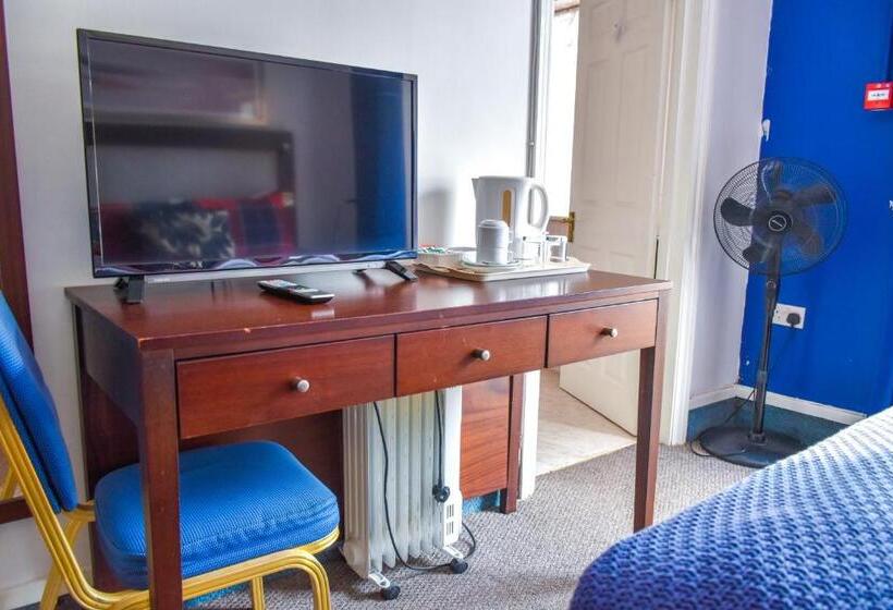 Семейный Номер, Gatwick Castle B&b