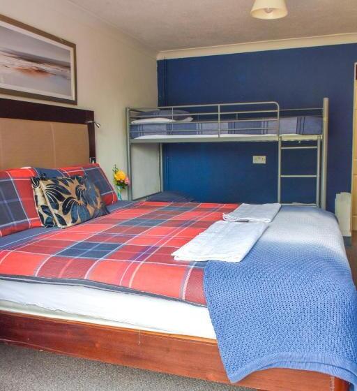 Семейный Номер, Gatwick Castle B&b