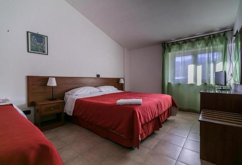 غرفة قياسية ثلاثية, Faggio Rosso