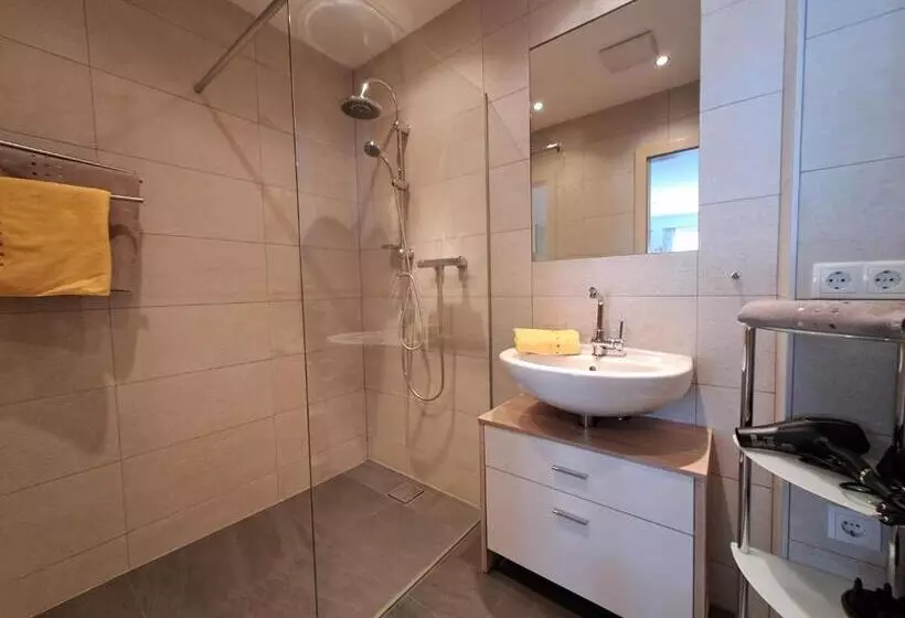 Huoneisto 1 Makuuhuone Pohjakerros, Haus Tirol Appartements