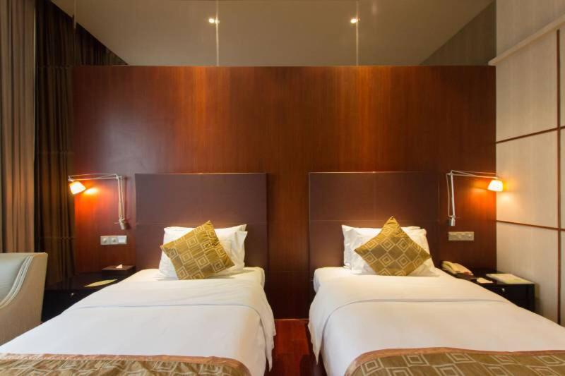 חדר אקזקיוטיב, Hiyet Oriental