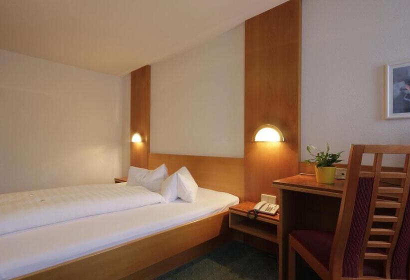 ファミリールーム, Tia Monte