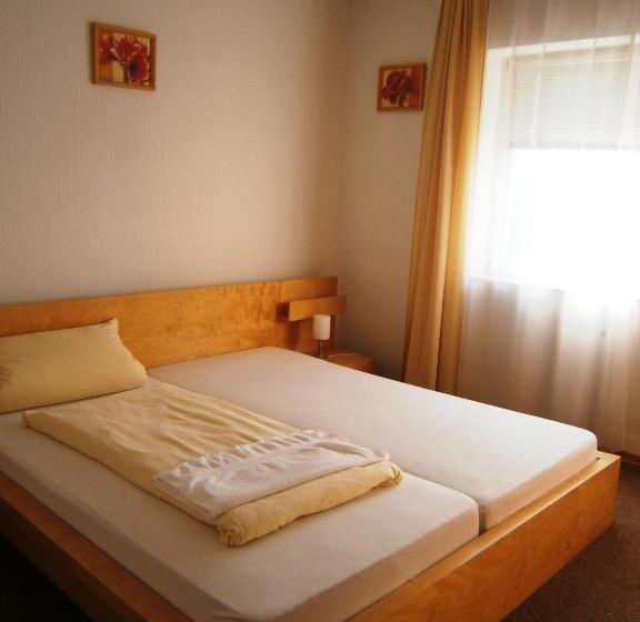 חדר סטנדרט, Strauss