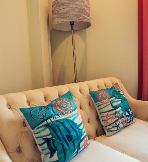 Хижина, Clifton Arms