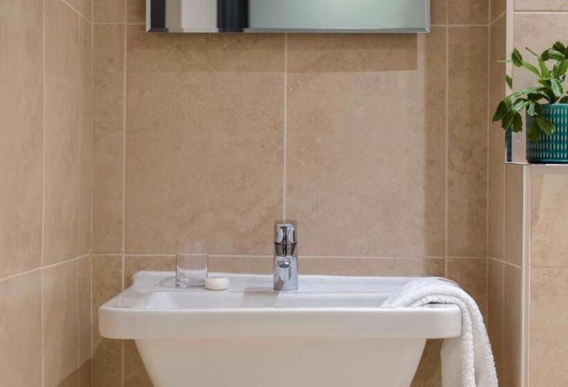 Номер Стандарт, Clifton Arms