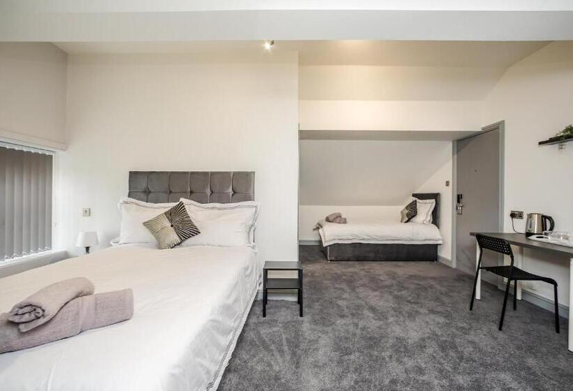 חדר קומפורט לשלושה, Huddersfield Central Lodge