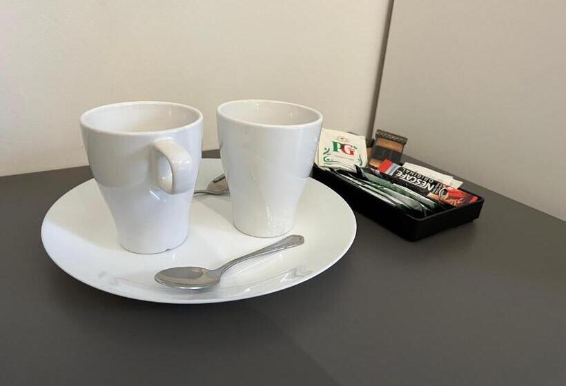 חדר קומפורט לשלושה, Huddersfield Central Lodge