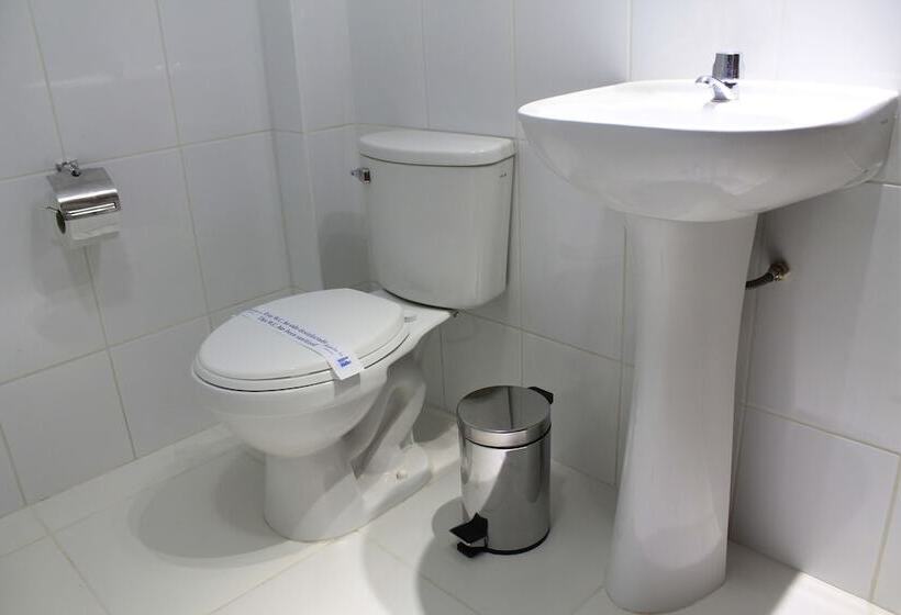 Номер Стандарт Трехместный, Manhattan Inn Airport