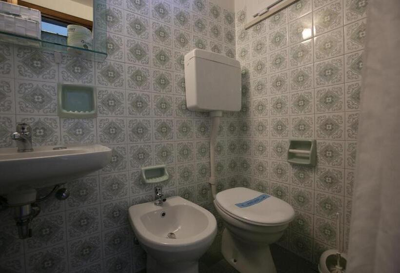 اتاق استاندارد چهارنفره با بالکن, Mara