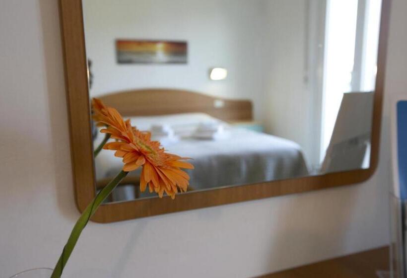 اتاق استاندارد چهارنفره با بالکن, Mara