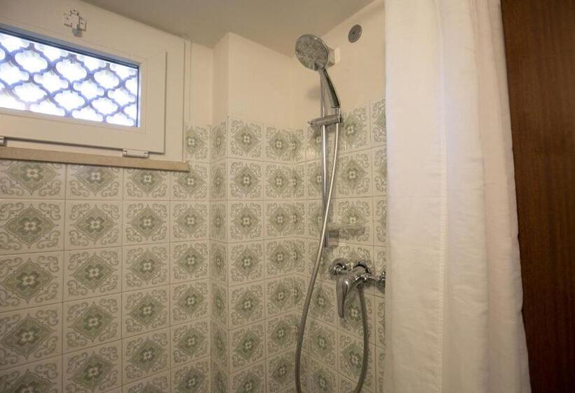 اتاق استاندارد سه تخته با بالکن, Mara