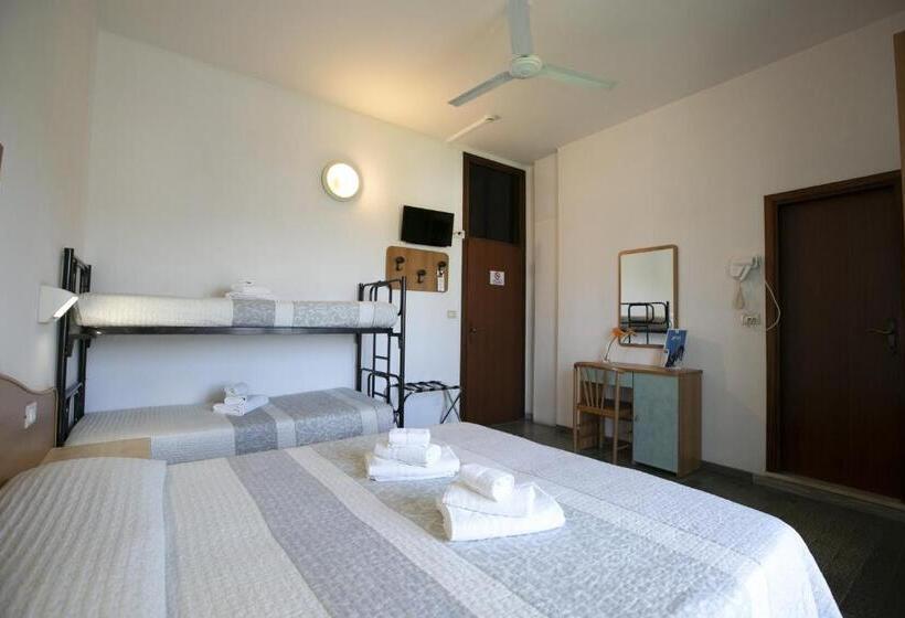 اتاق استاندارد سه تخته با بالکن, Mara