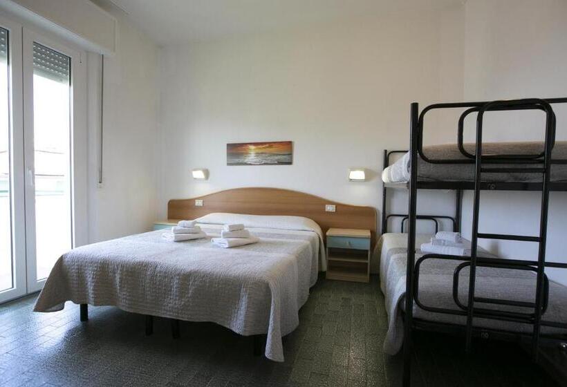 اتاق استاندارد سه تخته با بالکن, Mara