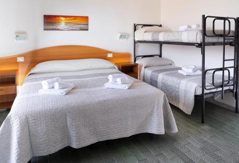 اتاق استاندارد سه تخته با بالکن, Mara