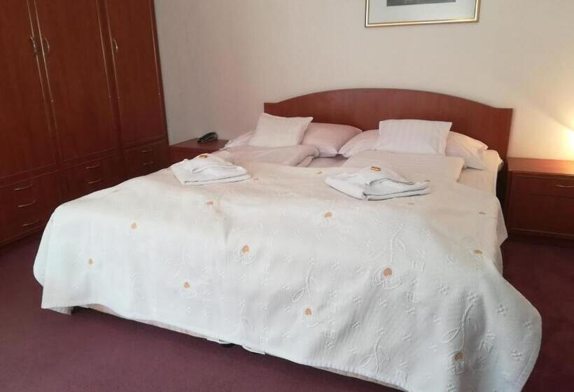 带大床的标准工作室, Margit