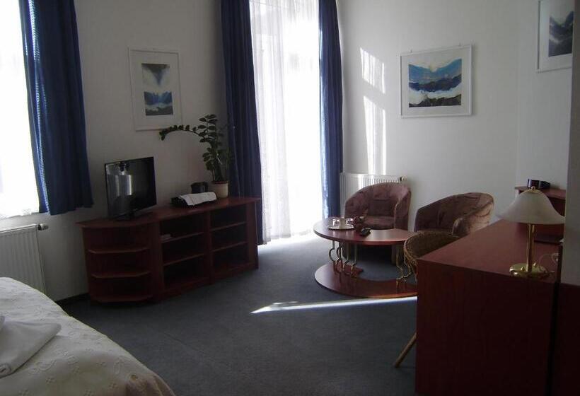 带阳台的豪华间, Margit