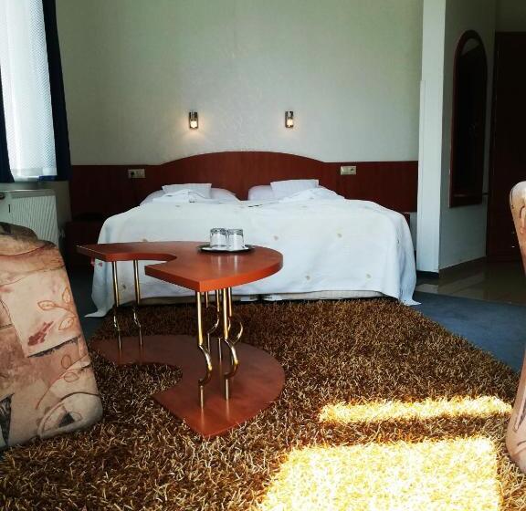 带阳台的豪华间, Margit